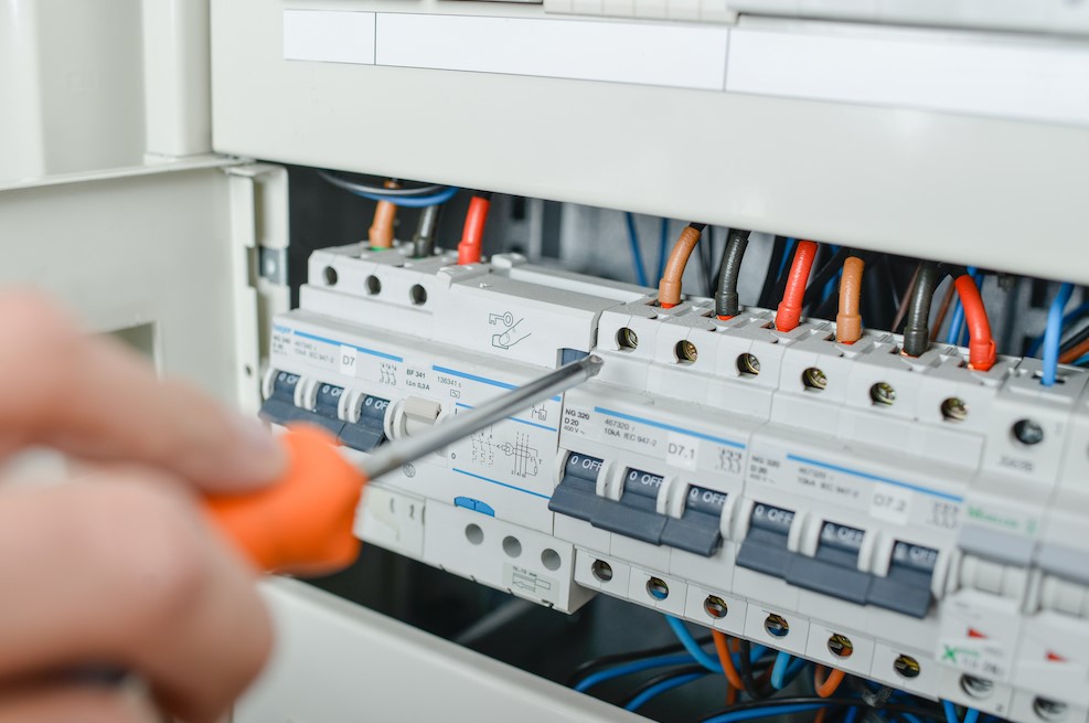 Electrician profesionist montând tablou electric